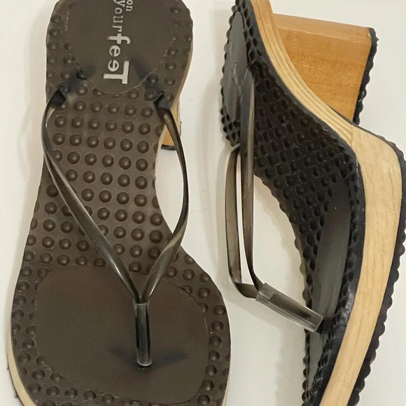 On Your Feet  6.5 Wood Textured Rubber Block Heel Thong Sandals size 6.5 - Picture 2 of 16